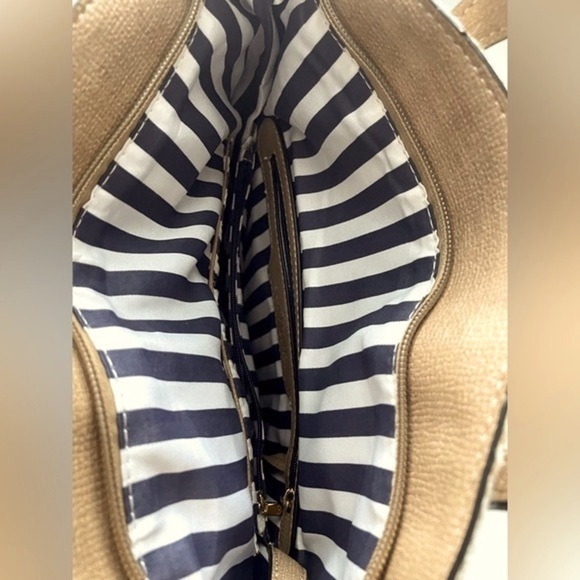 Simply Noella Tote with Cross Body Herringbone
Fabric - Picture 6 of 10